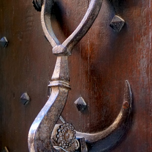 Heurtoir de porte en forme de crochet arrondi terminé par une fleur - France  - collection de photos clin d'oeil, catégorie portes